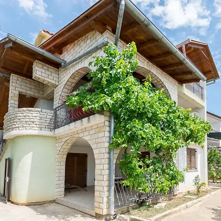 Apartment Iva 2 *